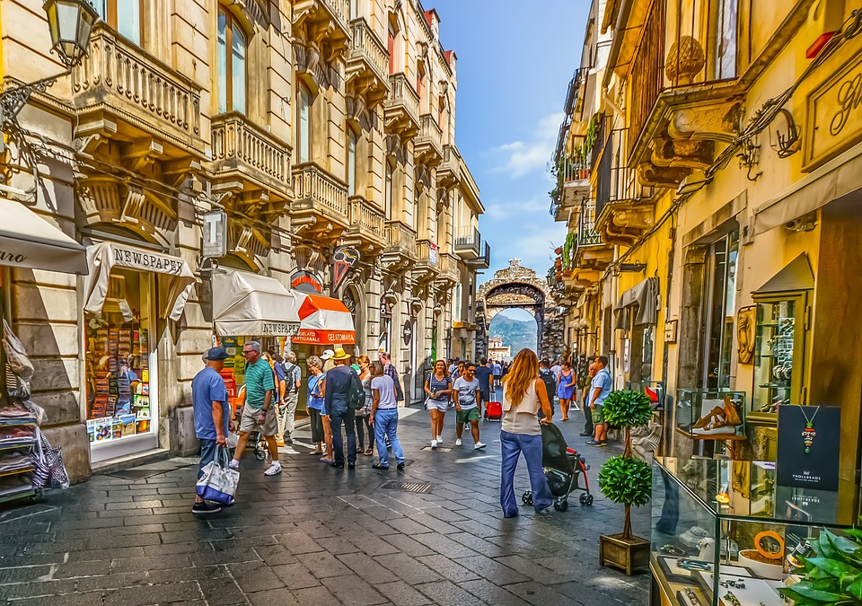 <img alt="" src="/user/pages/03.tours/02.itinerari/taormina.jpg?alt" />